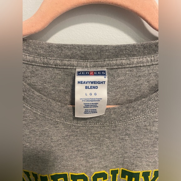 University of Vermont T shirt. Awesome condition and solid fabric. - Picture 4 of 4